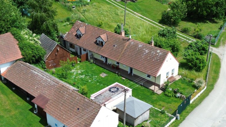 Dvougenereční rekreační chalupa (RD) 3+1,3+kk, obec Jižná u zámku Červená Lhota, pozemek 741 m2